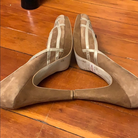 Jessica Simpson gold trimmed suede pumps - Picture 5 of 6